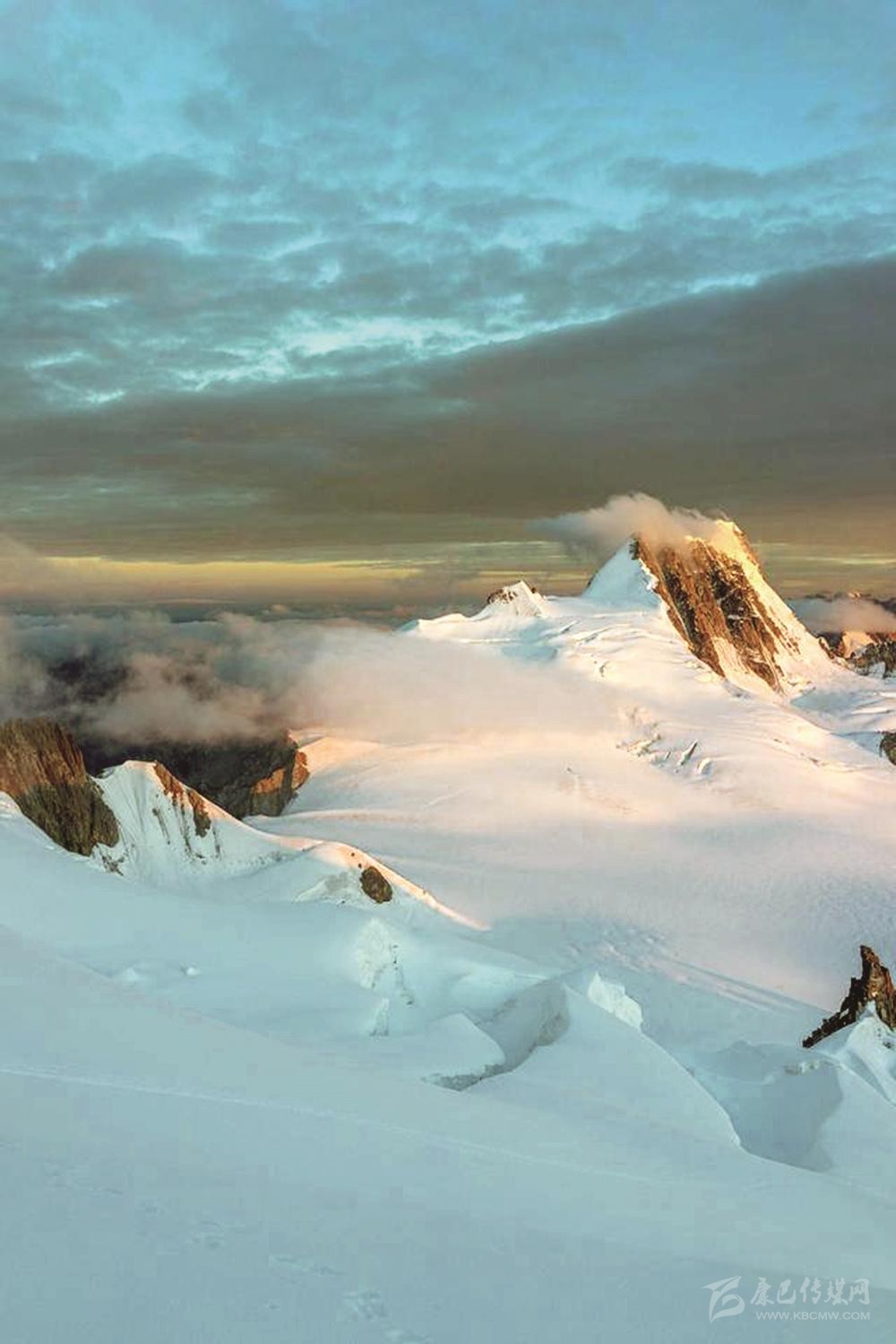 དཀར་མཛེས་ཁུལ་གྱི་གངས་རིའི་རང་མདངས།