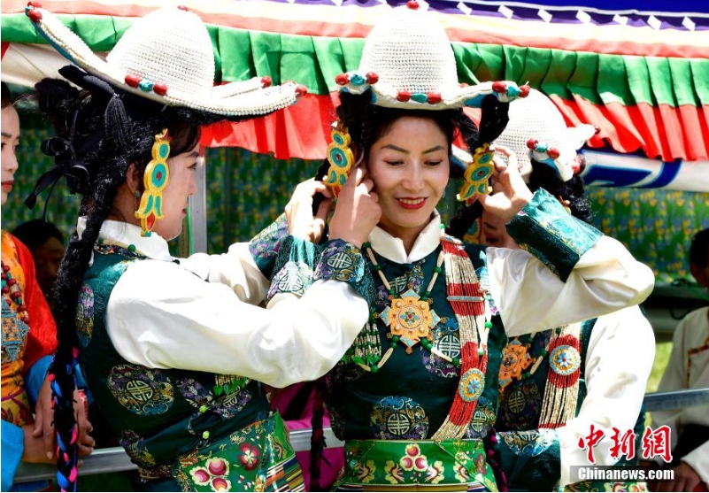 ལྷ་སར་ནང་མ་སྟོད་གཞས་ཀྱི་འགྲན་བསྡུར་ཆེན་མོ་སྤེལ་བ།