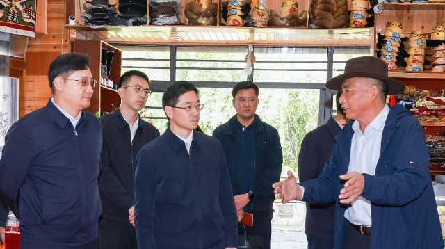 ལུའོ་ཁྲའོ་ཧྥེང་གིས་རིག་གནས་ཐོན་ལས་ལ་བརྟག་ཞིབ་གནང་ནས་བླང་བྱ་བཏོན།