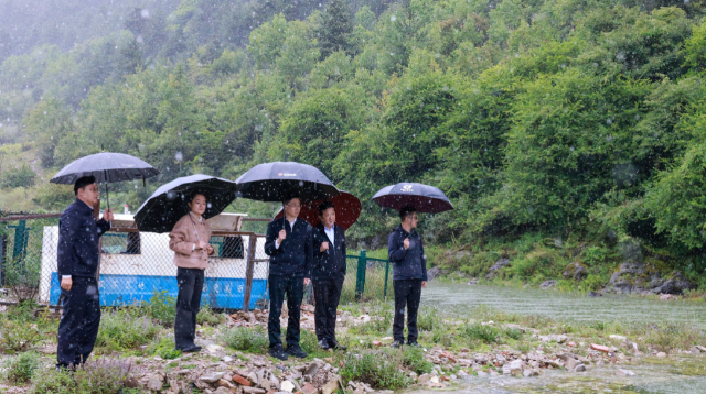 ལུའོ་ཁྲའོ་ཧྥེང་གིས་ནགས་ཕག་མཚོ་རུ་བརྟག་ཞིབ་གནང་བ།