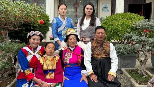 འཇང་རིགས་ཨ་མ་དང་བོད་རིགས་ཨ་ཕའི་ཁྱིམ།